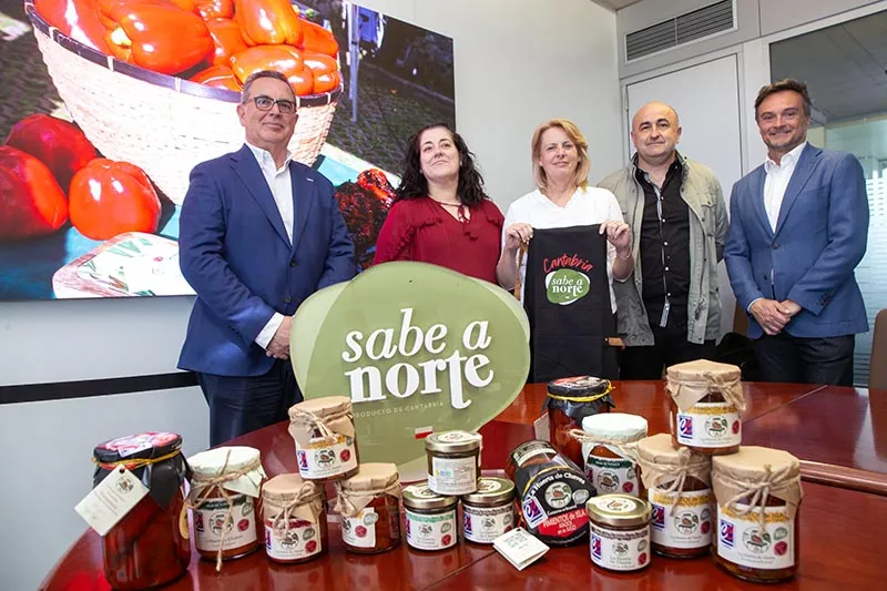 El Gobierno de Cantabria reconoce el trabajo artesanal de La Huerta de Chaves, primer productor que incorpora el sello ‘Sabe a Norte’ en su etiquetado