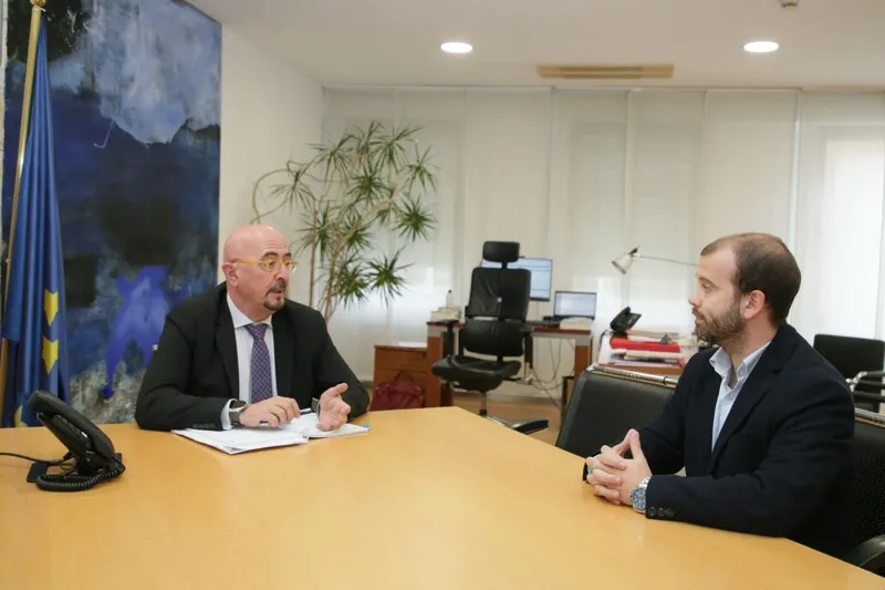 César Pascual y Javier Bustamante durante el encuentro que han mantenido en dependencias de la Consejería de Salud (Foto: Nacho Romero)