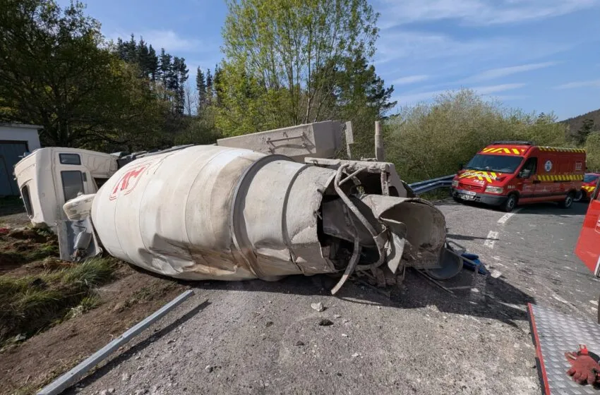  Herido el conductor de un camión tras volcar en el puerto del Escudo
