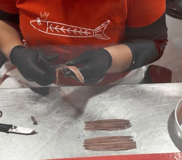 Noticias de Cantabria | El Cántabro | La tradición artesanal se abre paso digital: El arte de sobar anchoas en Santoña a mano llega a toda España