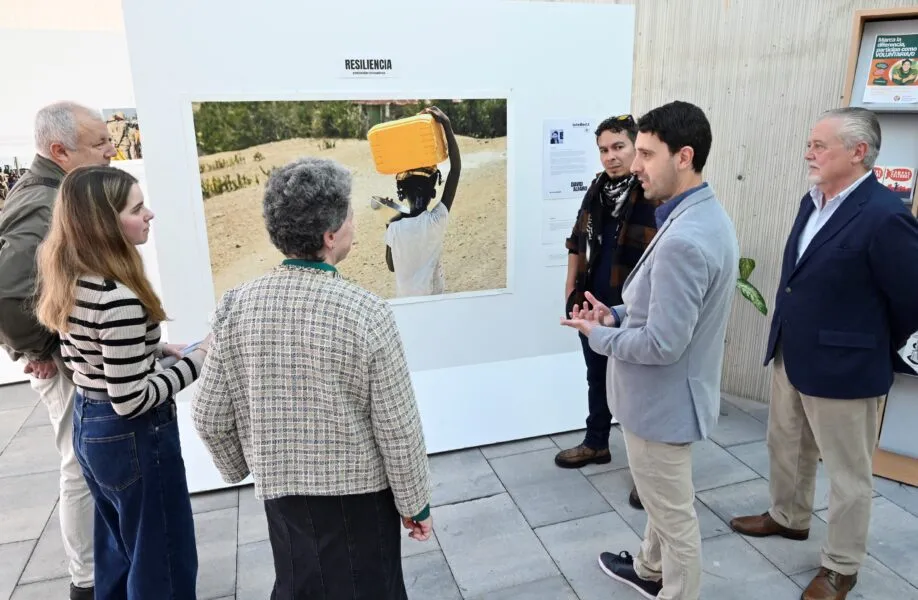 Noticias de Cantabria | El Cántabro | Echevarría visita la exposición ‘Resiliencia’, instalada en el centro cívico Juan de Santander