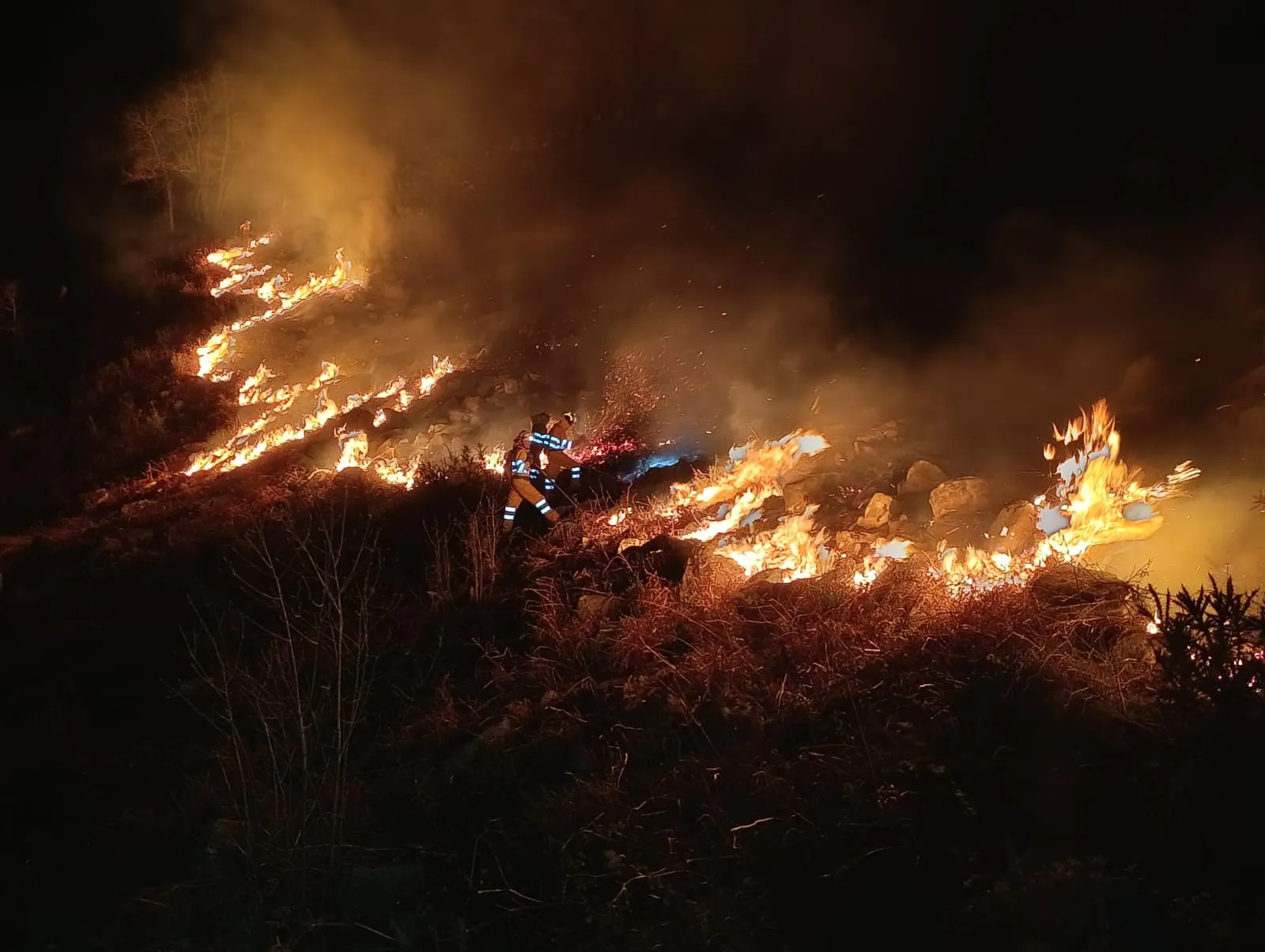 Cantabria tiene 21 incendios forestales activos, 11 controlados y 2 estabilizados