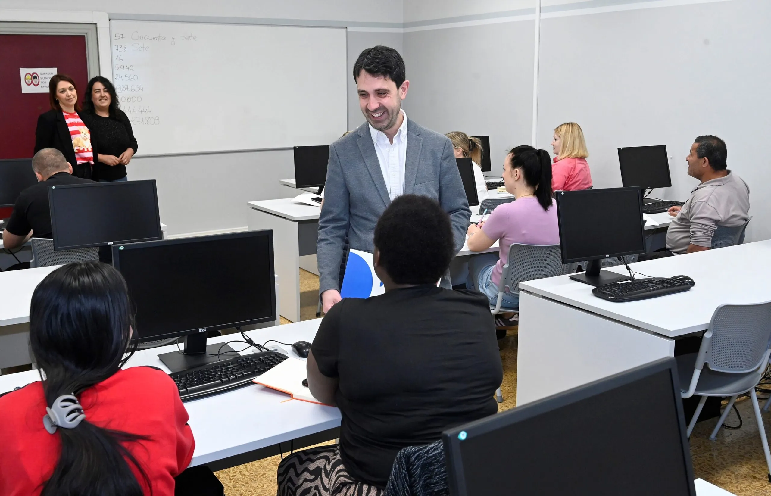 Echevarría visita a los alumnos de los nuevos cursos de español para vecinos de otros países