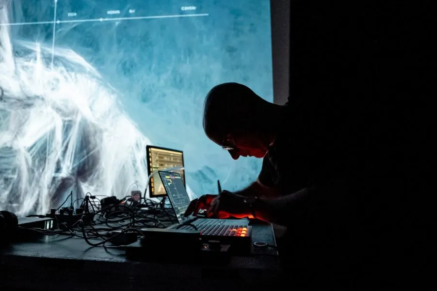 Noticias de Cantabria | El Cántabro | El arte generativo de Iván Puñal llega esta tarde al MAS de la mano de Ruido Interno