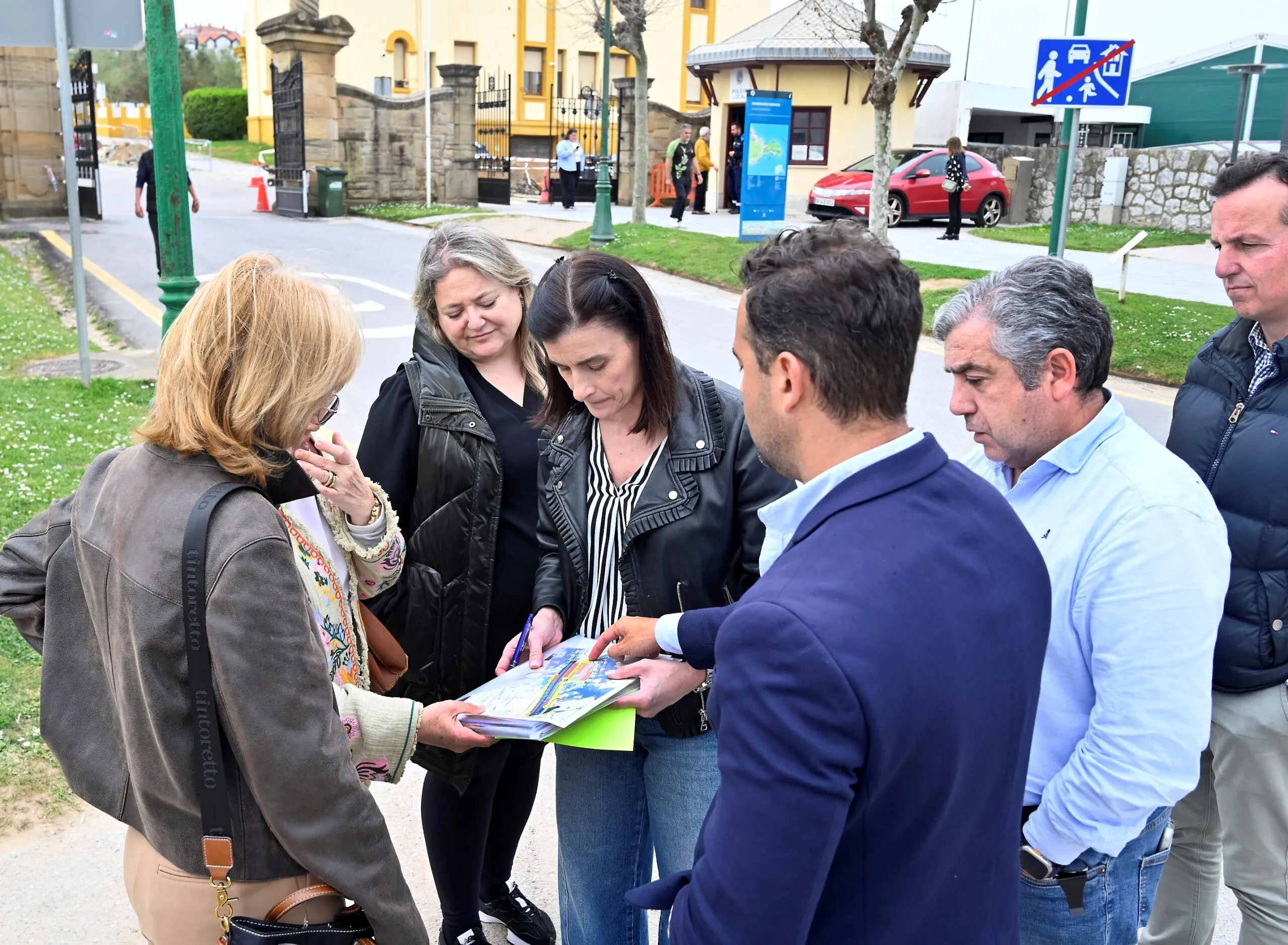 La alcaldesa visita con vecinos del Sardinero los avances en la mejora de accesos a La Magdalena