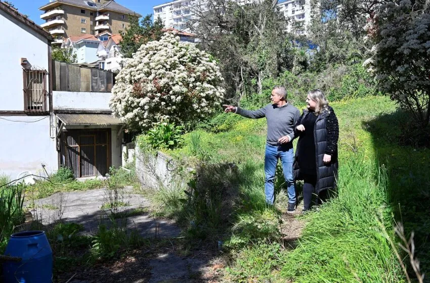  El Ayuntamiento expone a los vecinos los planes para un solar en Pérez del Molino