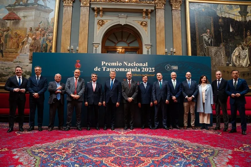 Autoridades que acudieron ayer en el Senado a la entrega del Premio Nacional de Tauromaquia, entre ellas, el director del Servicio de Emergencias del Gobierno cántabro, Samuel Ruiz (segundo por la derecha). Foto: Fundación Toro de Lidia)