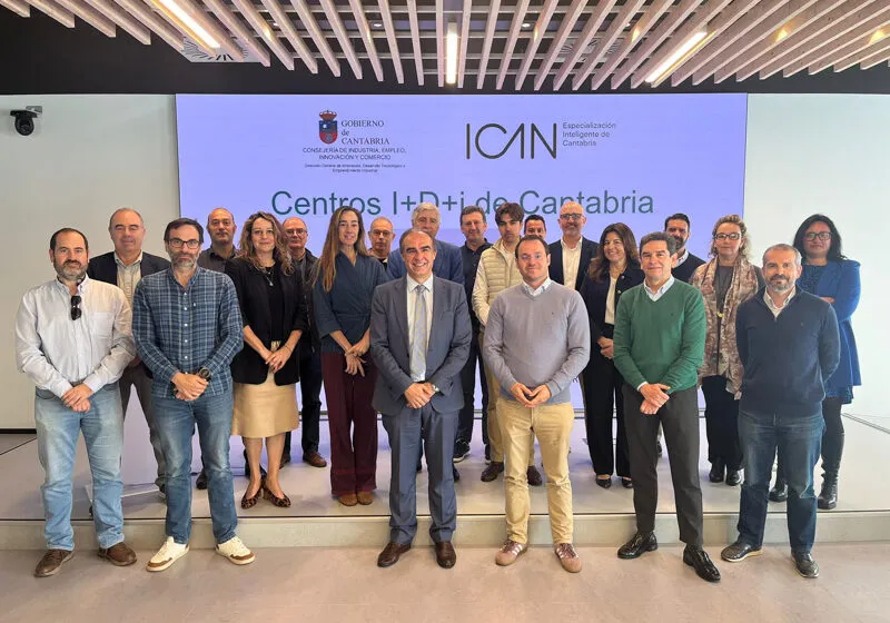 El director general de Innovación, Javier Puente, junto a los representantes de los centros tecnológicos y de investigación de Cantabria (Foto: Oficina de Comunicación)