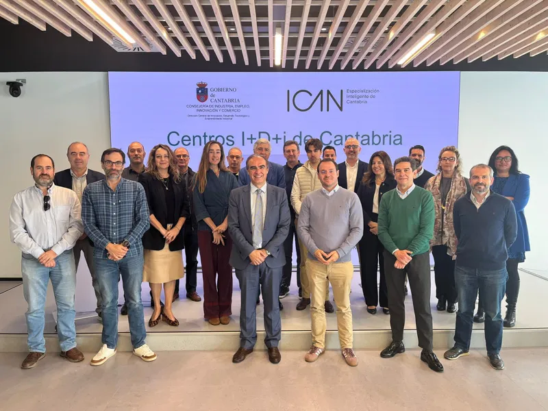 El director general de Innovación, Javier Puente, junto a los representantes de los centros tecnológicos y de investigación de Cantabria (Foto: Oficina de Comunicación)
