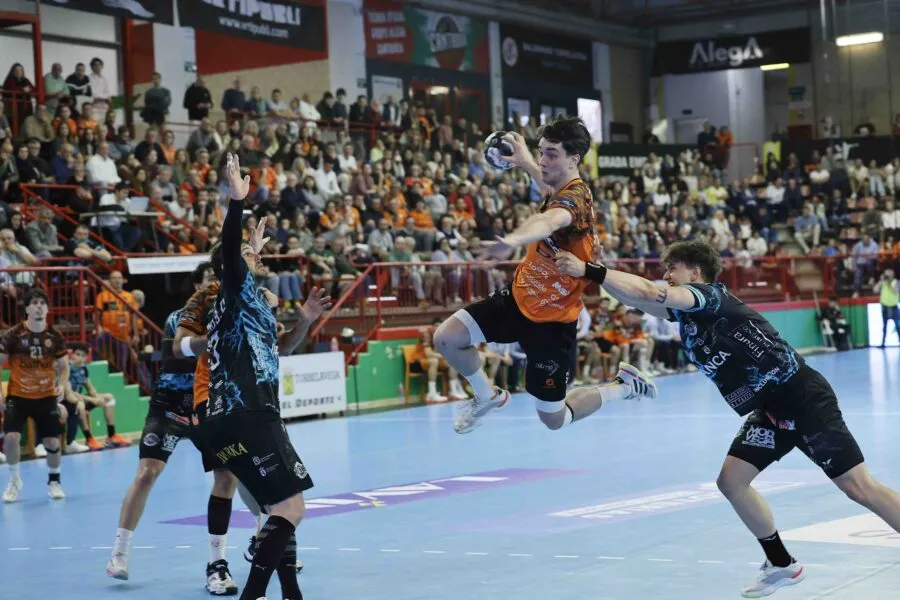 Noticias de Cantabria | El Cántabro | El Bathco BM Torrelavega se da un festín y golpea la pelea europea con autoridad