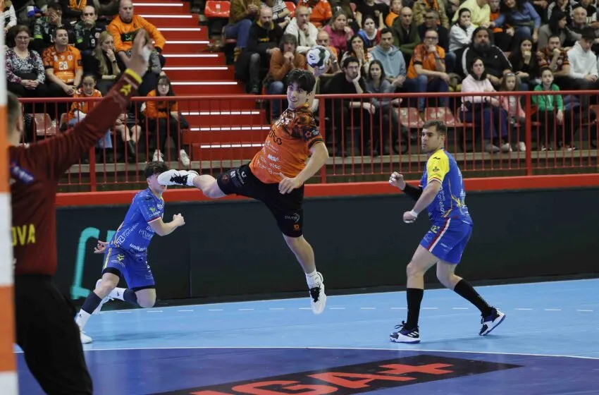 Noticias de Cantabria | El Cántabro | El Bathco BM Torrelavega se mide a Puente Genil en un duelo clave por el subcampeonato