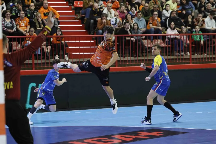 Noticias de Cantabria | El Cántabro | El Bathco BM Torrelavega se mide a Puente Genil en un duelo clave por el subcampeonato