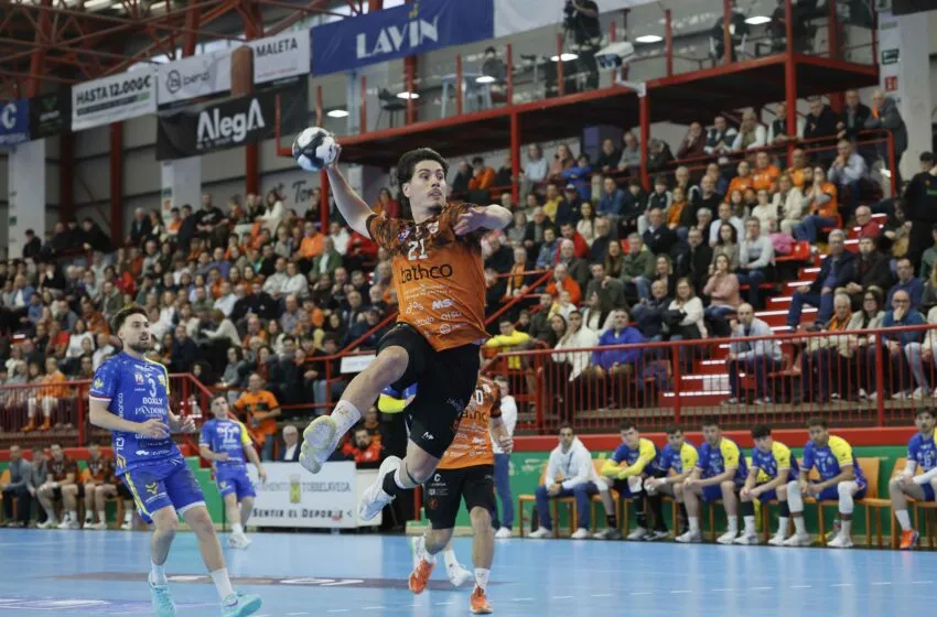 El Bathco Torrelavega vuelve a sonreír con una victoria sólida ante Caserío (35-28)