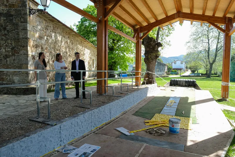  Martínez Abad visita las obras de cubrición de la bolera de San Pedruco en Ampuero