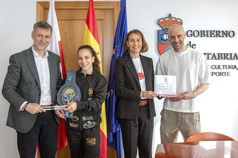 El consejero de Deporte, Luis Martinez Abad junto con la campeona de Europa, Mariluz Peral, la directora de Deporte, Susana Ruiz, y el entrenador de la boxeadora, Dani Rasilla. Foto: Emma Portillo