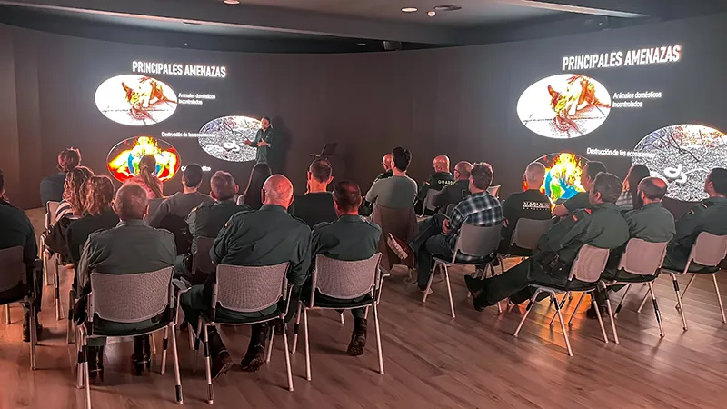 Los agentes atienden las explicaciones de Antonio Moro (Foto: OFICINA DE COMUNICACIÓN)