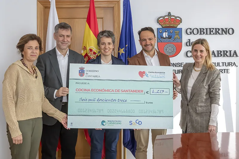 De izquierda a derecha, la directora de SRECD, María Fernandez Rasillo; el consejero de Cultura, Luis Martínez Abad; la directora de la Cocina Economica, Ana Rivero; el director del Parque de la Naturaleza de Cabárceno, Michel Valdes y la coordinadora de la programación del Palacio de Festivales, Isabel Ibarra. Foto: Emma Portillo