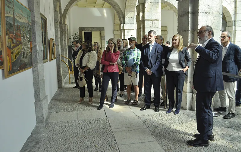 El consejero de Cultura junto a la presidenta del Parlamento de Cantabria durante la explicación de Andrés Barbé, comisario de la exposición. (Foto: Jimena Aguirre)
