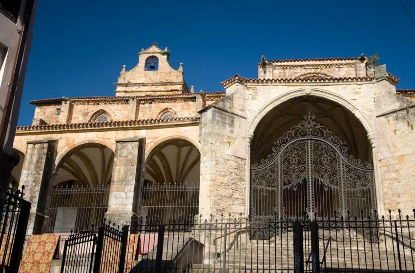  Cultura inicia el procedimiento para realizar los trabajos de diagnóstico del estado de conservación de la portalada de Santa María de la Asunción de Laredo