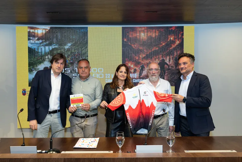 Foto de familia de los responsables de las empresas públicas del Gobierno, el director de la prueba y el alcalde de Cabezón de la Sal (Foto: MIGUEL DE ARRIBA)