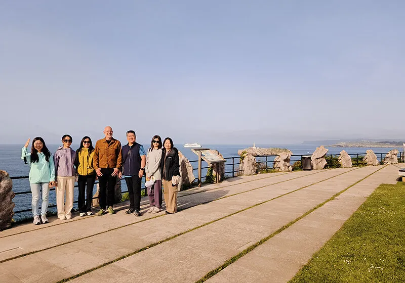 Los turoperadores y agentes de viajes chinos durante su visita a Santander acompañados por un técnico de promoción de Cantur (Foto: OFICINA DE COMUNICACIÓN)