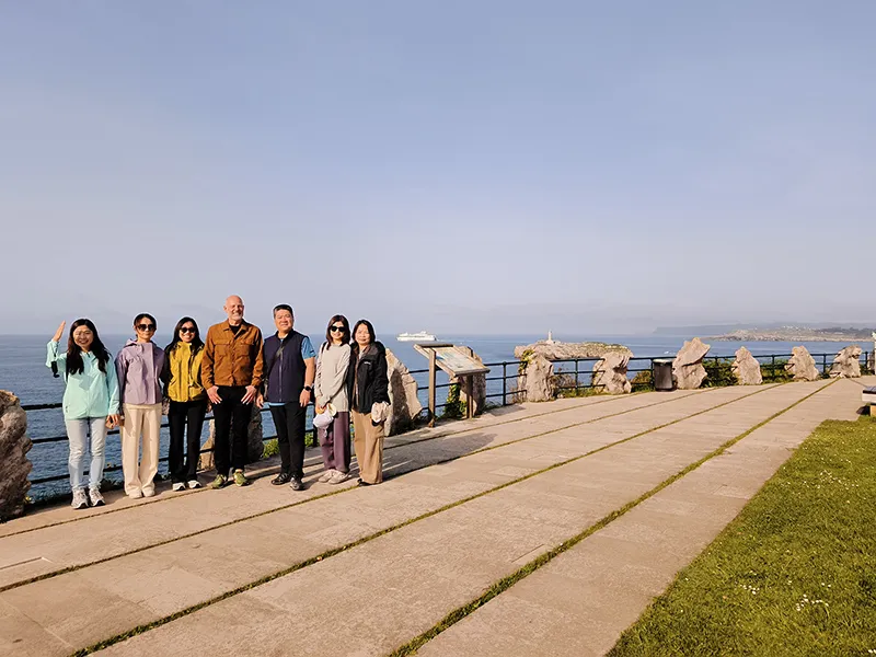 Los turoperadores y agentes de viajes chinos durante su visita a Santander acompañados por un técnico de promoción de Cantur (Foto: OFICINA DE COMUNICACIÓN)