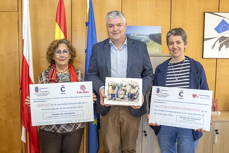 Luis Ángel Agüeros junto a Sonsoles López (Cáritas) y Ana Rivero (Cocina Económica). Foto: Emma Portillo