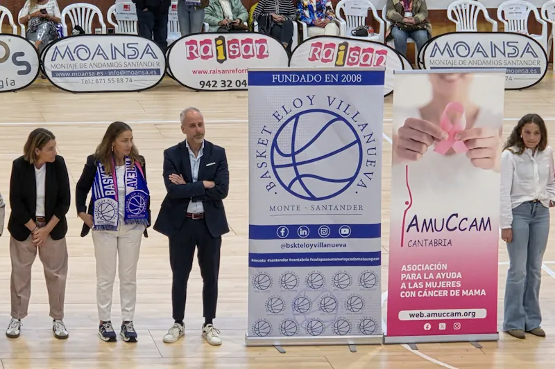 El consejero de Educación y la directora general de Deporte, entre otros, antes del comienzo del partido (Foto: Gobierno de Cantabria)