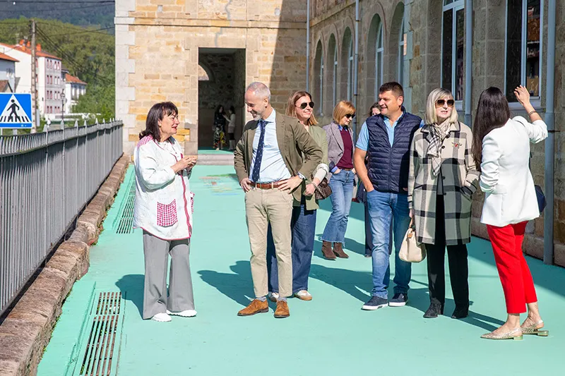 El consejero, junto al resto de autoridades, en el nuevo patio del CEIP Ampuero. FOTO: Miguel López