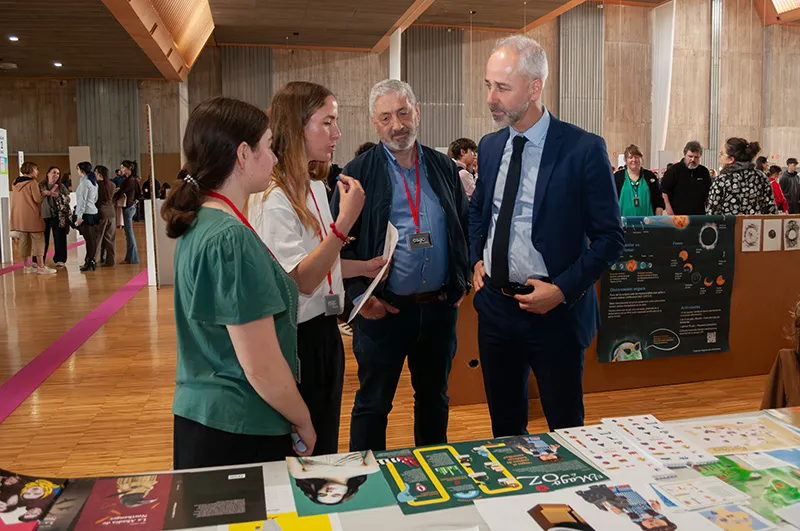 El consejero durante su recorrido por los stands de la feria. FOTO: Jimena Aguirre