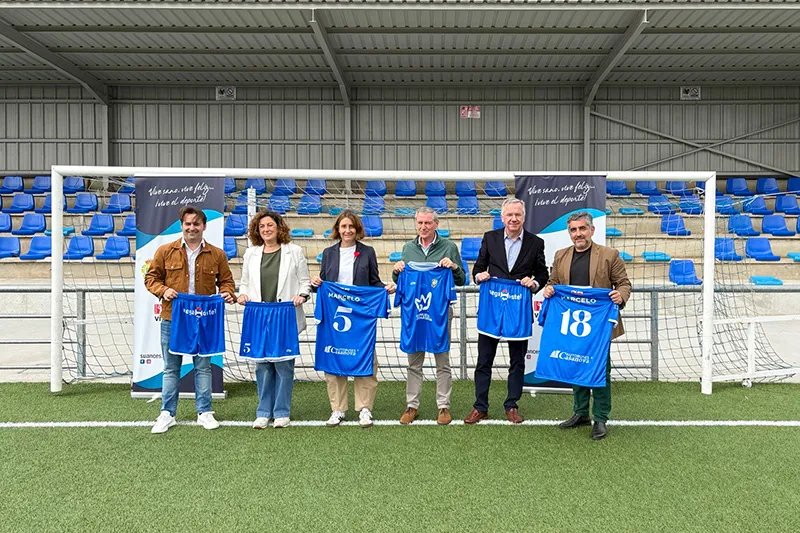 Tomás Gutiérrez, Ana Belén Santiago, Susana Ruiz, Andrés Ruiz Moya, Galo Peralta y Carlos Montes presentan la camiseta oficial del partido. (Foto: Oficina de Comunicación)