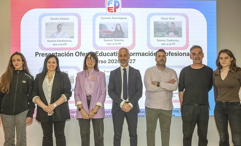 El consejero, junto a la directora, y varios de los protagonistas de la campaña 'Referentes FP Cantabria'. FOTO: Emma Portillo