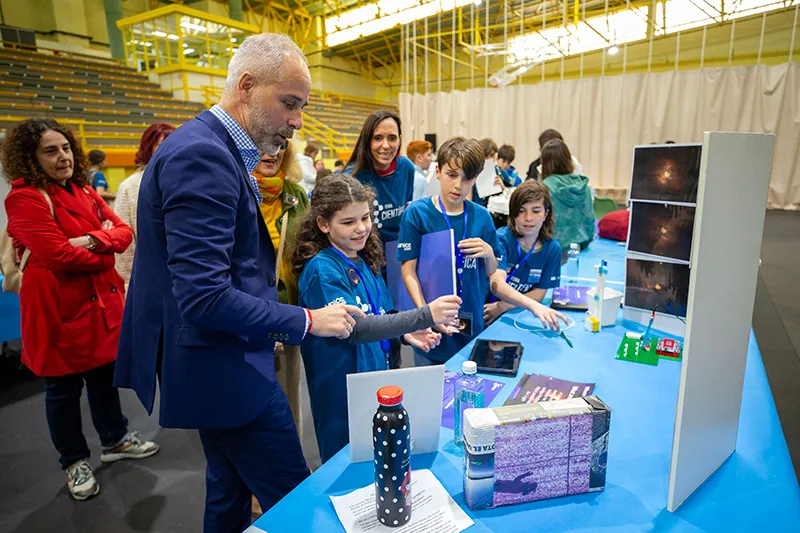 El consejero conoce uno de los proyectos de los centros participantes. FOTO: Miguel López