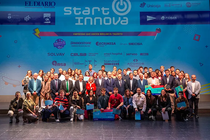 El consejero junto a los estudiantes finalistas, profesores participantes, empresas mentoras y representantes de empresas y entidades colaboradoras del programa STARTinnova. FOTO: Miguel López