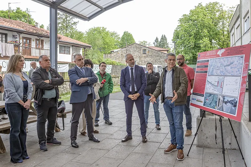 Los consejeros de Fomento y Educación, junto a la dirección del centro y el alcalde de Cabezon de la Sal, atienden a las explicaciones del atienden a las explicaciones del técnico de Obras Públicas sobre el proyecto. (Foto: Emma Portillo)