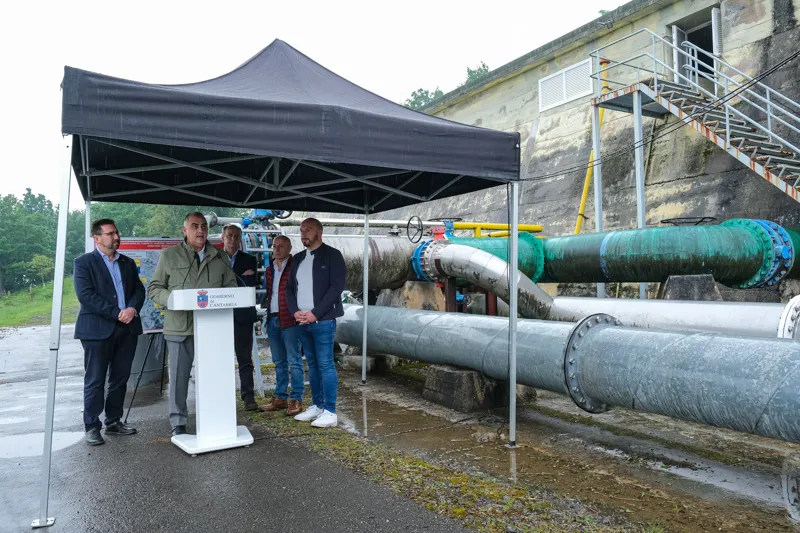 El consejero ha estado acompañado de los alcaldes de los cuatro municipios afectados por el proyecto (Foto: Raúl Lucio)