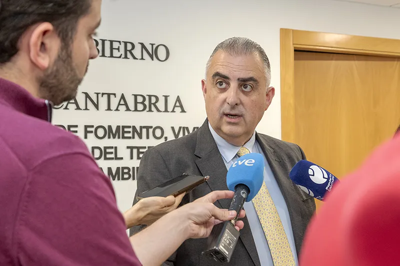 El consejero ha explicado que la adjudicación de las 3 viviendas estaba prevista en las próximas semanas, mediante sorteo entre las 95 personas que se habían inscrito en este proceso. (Foto: Emma Portillo)