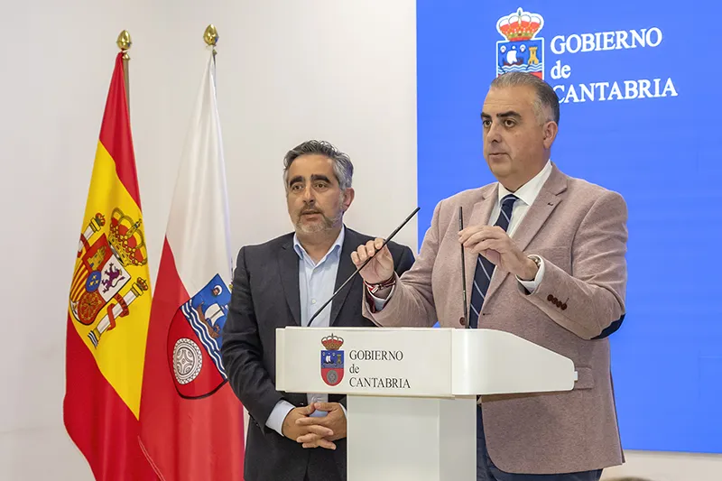 El consejero ha comparecido ante los medios acompañado del director general de Vivienda, Carlos Montes (Foto: Emma Portillo)