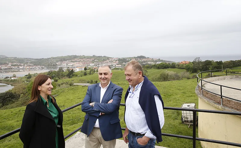 Durante la inauguración de los trabajos el consejero ha estado acompañado de la alcaldesa de San Vicente de la Barquera, Charo Uzquiza, y del alcalade de Valdáliga, Lorenzo González. (Foto: Lara Revilla)