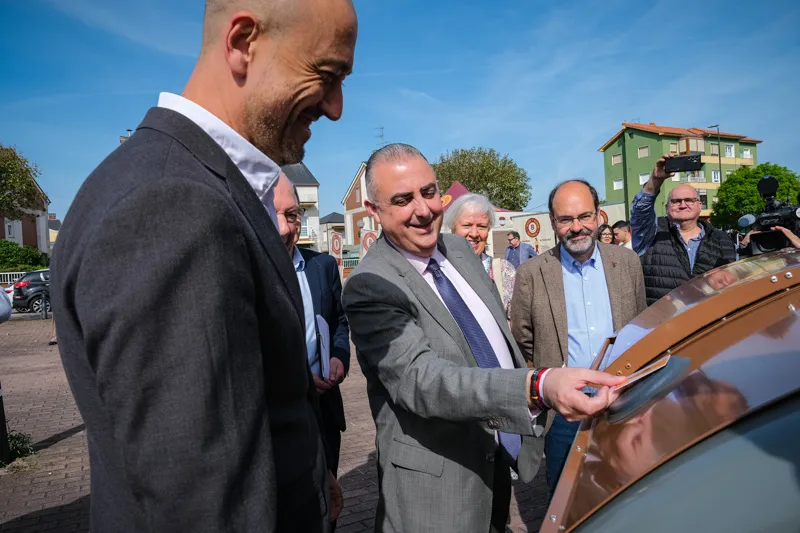 El consejero, Roberto Media, y el alcalde de Torrelavega, Javier Lopez Estrada, supervisan el funcionamiento de los nuevos contenedores inteligentes, (Foto: Raul Lucio)