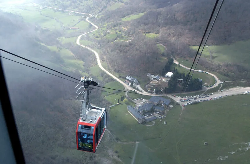 Instalación del Teleférico de Fuente Dé, donde se ofertan varias plazas