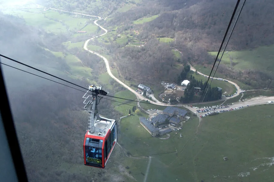 Instalación del Teleférico de Fuente Dé, donde se ofertan varias plazas