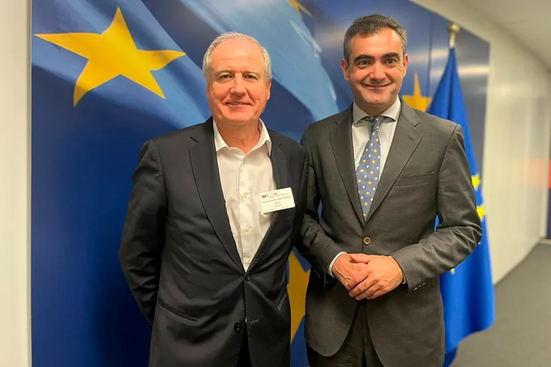 El consejero Arasti, junto al jefe de gabinete de la vicepresidenta de la Comisión Europea (Foto: Oficina de Comunicación)