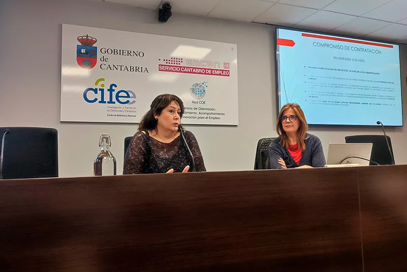 La directora del EMCAN, Lucía Serrano, a la izquierda, durante el acto inaugural de la jornada (Foto: Oficina de Comunicación)