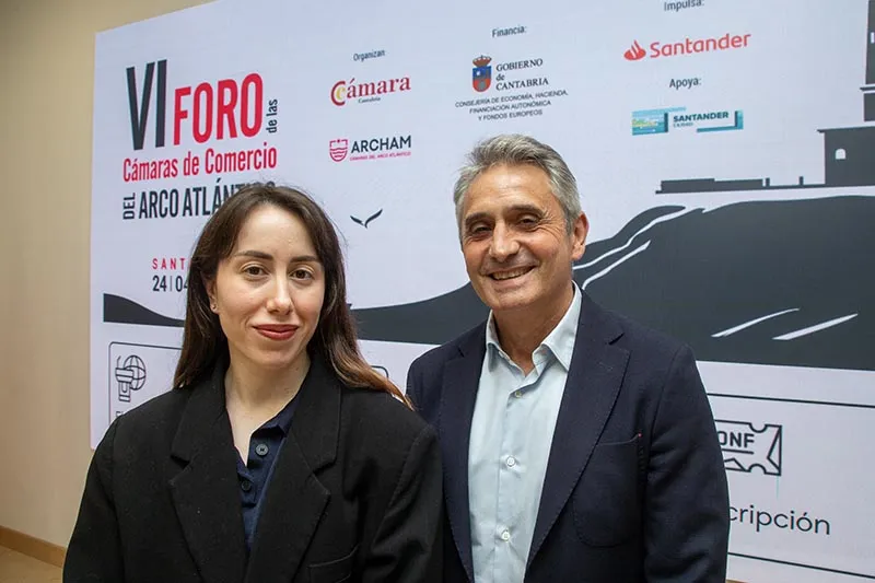 La directora de Fondos Europeos, Marta García Hospital, junto al presidente de la Cámara de Comercio de Cantabria, Tomás Dasgoas, en la presentación del Foro (FOTO: Nacho Romero)