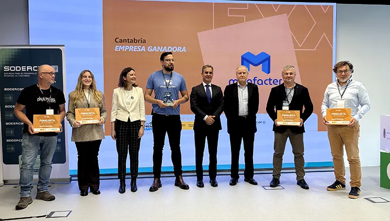 El consejero, junto al resto de autoridades y premiados (Foto: Oficina de Comunicación)