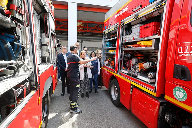 La consejera de Presidencia y Seguridad ha visitado las instalaciones del parque de bomberos de Torrelavega (Foto: Miguel López)