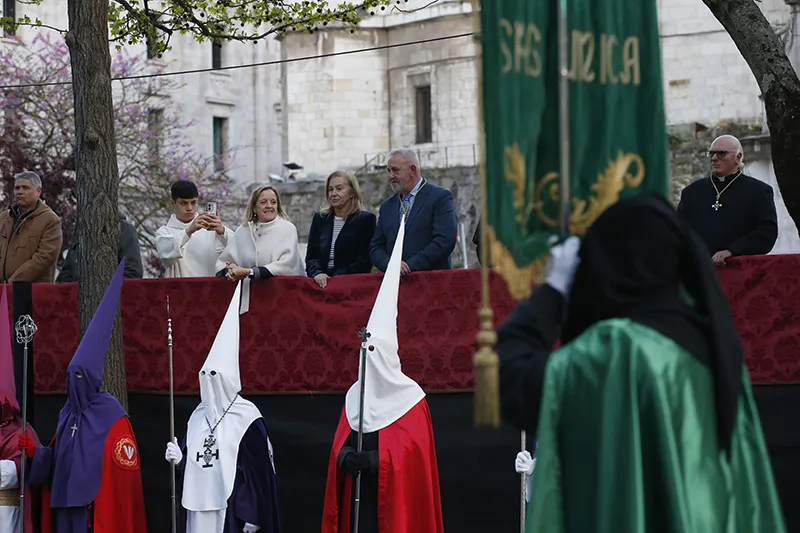 La consejera de Presidencia asiste a la procesión del Santo Entierro en Santander