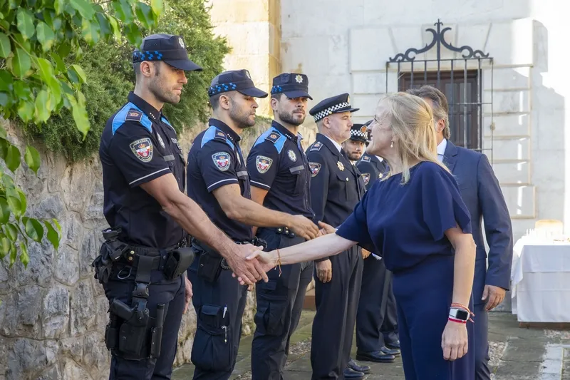 La consejera de Presidencia y Seguridad, Isabel Urrutia, en los actos de San Miguel Arcángel, patrón de la Policía Local, en Camargo