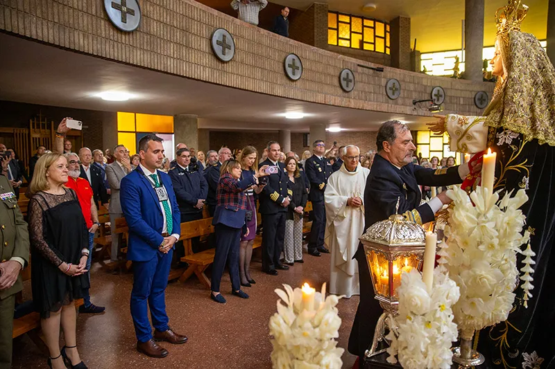 Momento de imposición de la faja a la Virgen. (Foto: Miguel López).